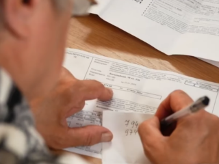 Рахунки за комуналку. Фото: скрін youtube