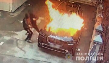 В Киеве подожгли элитное авто, фото: Нацполиция