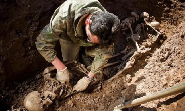 Жертвы НКВД: вблизи луцкого монастыря нашли братскую могилу