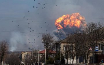 Знаковое место и день: под Винницей взорвались склады боеприпасов, людей эвакуируют