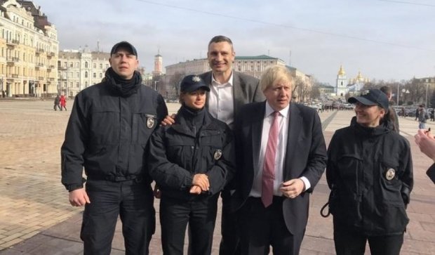 Кличко влаштував фотосесію з британським дипломатом подалі від Шулявського мосту