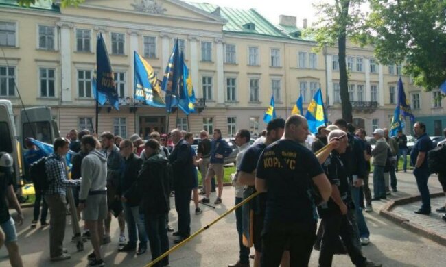 Націоналісти прийшли під Львівську облраду вимагати амністії