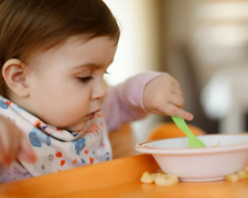 Дитина їсть