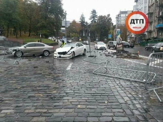 Mercedes снес памятник Небесной сотне в Киеве