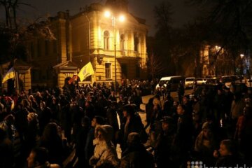 Кримські татари та активісти прийшли під Адміністрацію Президента (фото)