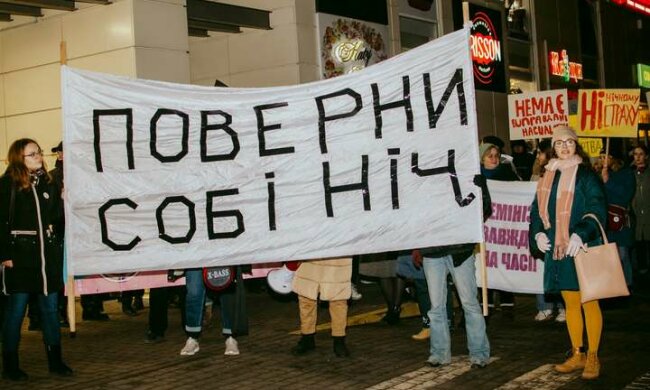 "Верни себе ночь": во Львове борцы за "традиционные ценности" забросали яйцами марш против насилия над женщинами