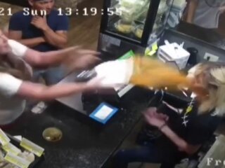 Американка вилила суп в обличчя менеджеру, скріншот: YouTube