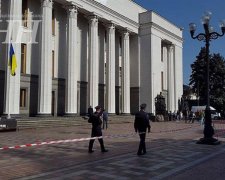 Перед Радой установили забор с ограничительной лентой (фото)