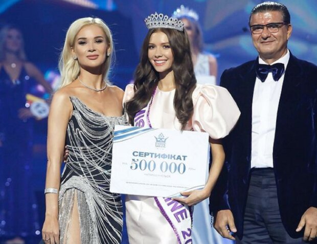"Мисс Украины" Александра Яремчук заявила, что не пьет алкоголь, в отличие от Анны Неплях и попалась с бокалом