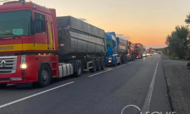 Многокилометровая пробка на трассе Одесса—Рени возле моста в Маяках