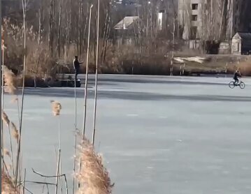 В Харькове мальчик катался на велосипеде по тонкому льду, скриншот