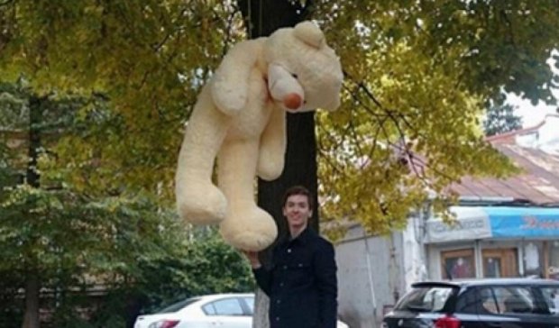 Чоловік заради своєї коханої повісив ведмедя (фото)