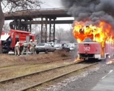 В Одессе на полном ходу вспыхнул трамвай: пассажиры выскакивали из окон