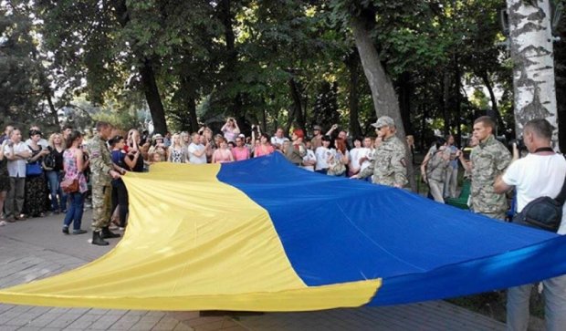 В Полтаву прибыл 10-метровый флаг Единства (фото, видео)