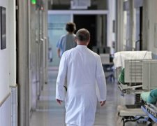 Чоловік помер від холоду на сходах лікарні