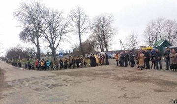 Загиблого «кіборга» зустрічали на Буковині «живим ланцюгом» 