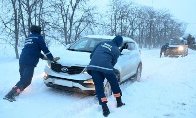 Спасатели Николаева помогают расчищать дороги (фото)
