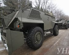 Під Києвом випробували бронеавтомобілі Saxon і БТР-3Е1