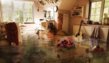 Можно ли ломать двери соседей при авариях: юрист предупредил о последствиях