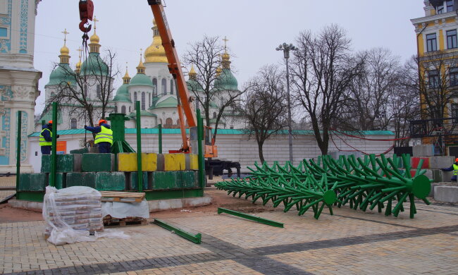 Новогодняя локация на Софийской площади - монтаж конструкций