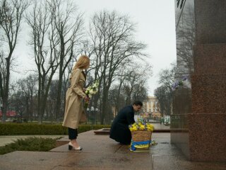 Зеленські возле памятника Тарасу Шевченко, фото: president.gov.ua