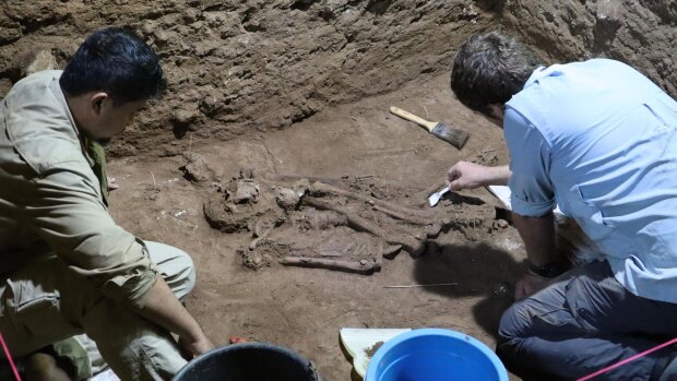 Археологи, які знайшли скелет