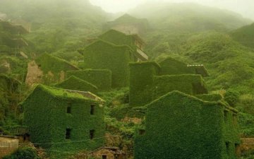 Деревня-призрак похищает туристов в "зеленый" плен: фото