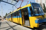У Києві п’яний водій збив огорожу трамвая та поїхав по коліях (фото)