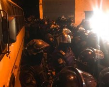 Окружили силовики: появились первые кадры из-под СИЗО, куда упрятали Саакашвили
