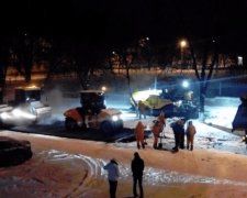 Полтавські ремонтники уклали асфальт на сніг (фото, відео)