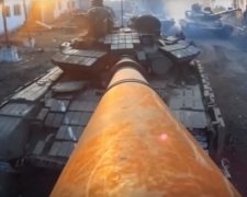 Бійці АТО перетворили дуло танка в селфі палицю (відео)