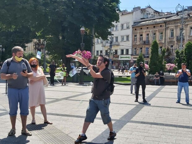 Львовские активисты загремели к копам: решились сказать "нет" Зеленскому