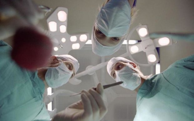 Трансплантологи провели уникальную операцию на лице