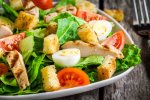 Хрусткий салат з пекінською капустою, кукурудзою і сухарями