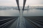 Самогубець зробив крок з київського мосту: фото 18+