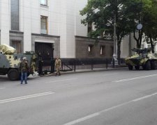 До Ради стягнули БТР і ракетні комплекси