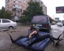 Одесситы прокатились на матрасе по затопленным улицам