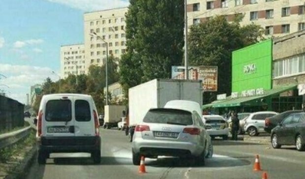 Audi вспыхнула прямо на ходу в Киеве