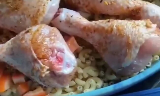 Запечені макарони з курятиною, кадр з відео