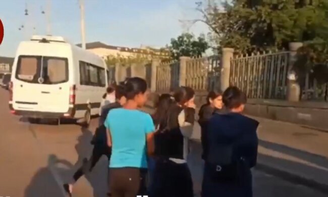 В Киеве на вокзале банда воровок прогорела на мерзкой краже - охотятся на жертв толпой
