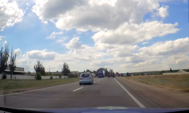 водій за кермом, скріншот з відео