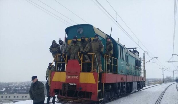 Локомотив і 57 вагонів заарештували після блокування активістами