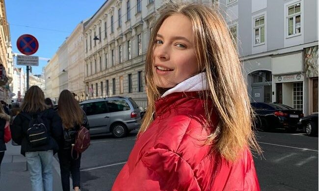 Дочь Кравец из "Квартала 95" впечатлила украинцев, дворец заиграл новыми красками: "Какая красивая"