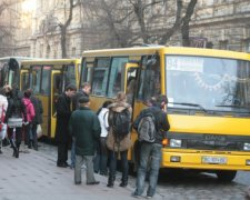 Вагітна випала з львівської маршрутки під час руху