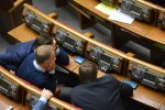 Хотіли б так працювати? Депутати в Раді дивляться приколи і красуються вбранням