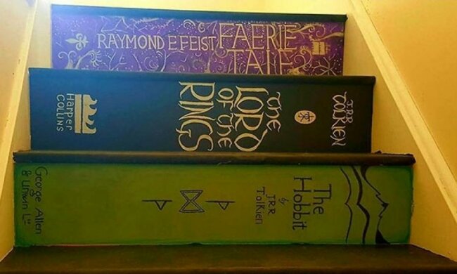 Женщина превратила лестницу в сказочные книги