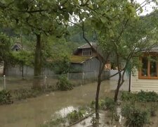 На Франківщині річки вийшли з берегів — бруд і вода перетворили дороги в водоспади