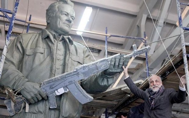 В Москве испортили памятник Калашникову: видео