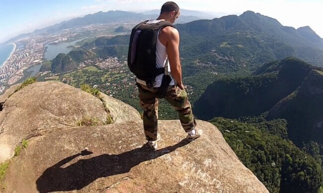 Київський екстремал здійснив рекордно низький стрибок з парашутом (відео)