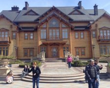 Величезний паркан та Кобзон по-сусідству: як виглядає російське Межигір'я Януковича